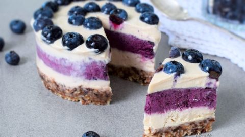 veganer Heidelbeer-Käsekuchen mit einem Stück vorne