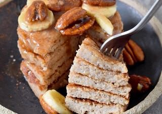 Gabel steckt in aufgeschnittenen pancakes