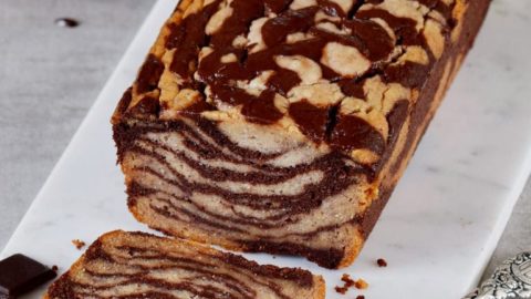 Marmorkuchen Bananenbrot mit Schokoaufstrich und Löffel