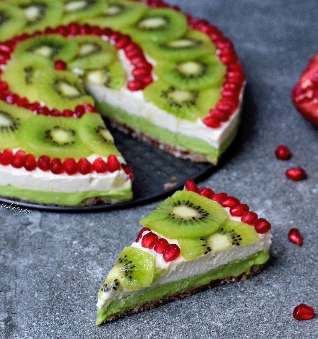 veganer Sommerkuchen mit Kiwi und Granatapfel