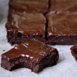 gesunde vegane brownies mit angebissen Stück vorne