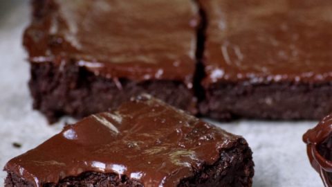 gesunde vegane brownies mit angebissen Stück vorne