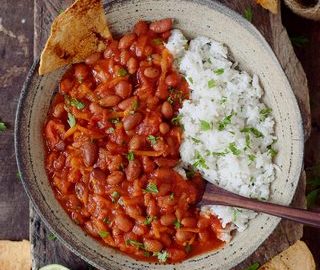 Chili sin carne, ein leckeres veganes Rezept mit Bohnen. Passt zu Reis und tortilla chips. Dieses Chili ist einfach zu machen, fettarm, gesund, geschmackvoll, pflanzlich und glutenfrei.
