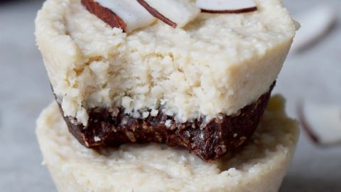 stapel von 2 kokos cups