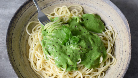 Diese cremige Spinat Sauce ist perfekt für Spaghetti oder andere Pasta Gerichte. Das Rezept ist vegan, glutenfrei, paleo freundlich, ölfrei und einfach herzustellen in unter 10 Minuten