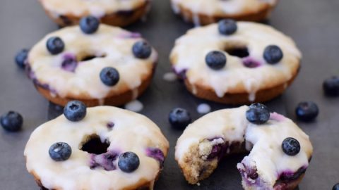 Vegane Donuts mit Blaubeeren und einer Zitronenglasur. Diese Heidelbeer Donuts sind vegan, pflanzlich, glutenfrei, fettarm, zuckerfrei, gesund und lecker!