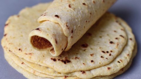 Selbstgemachte Tortillas zusammengerollt auf einem Stapel weiterer Tortillas