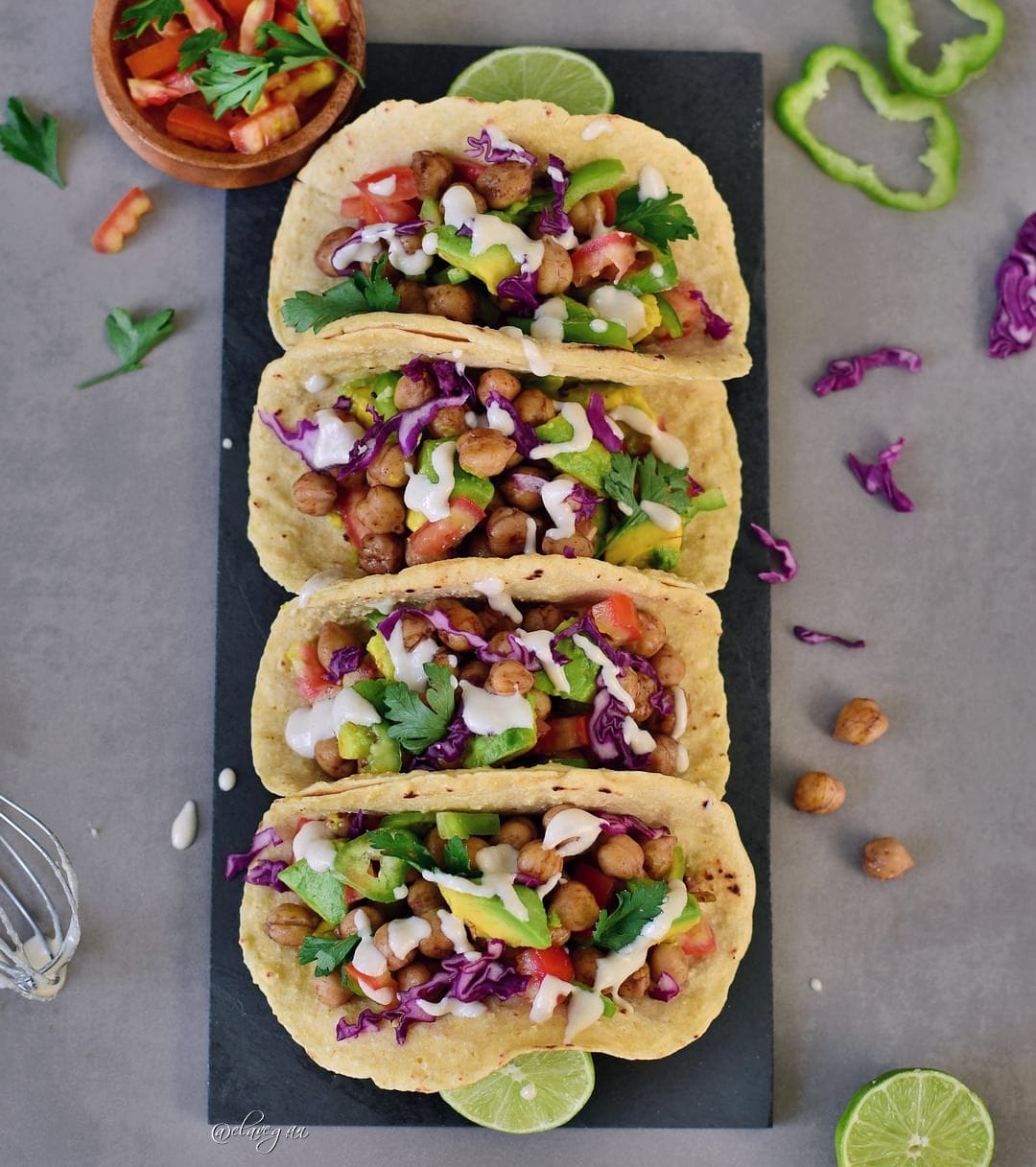 Vegane Tacos gefüllt mit Kichererbsen und Gemüse