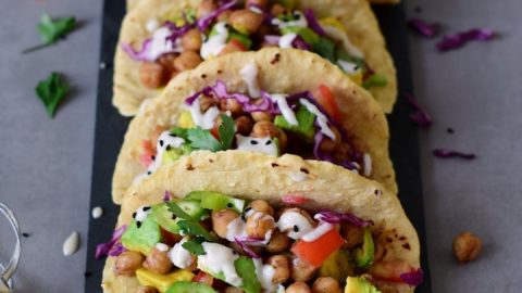 Vegane Tacos mit Kichererben, Avocado und Gemüse