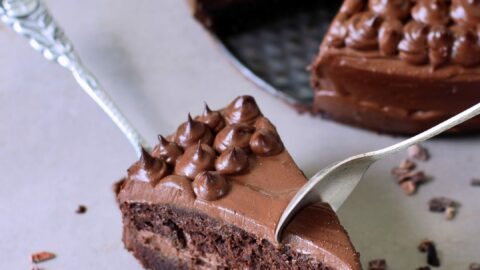 Zucchini-Schokoladenkuchen Rezept welches gesund, vegan, glutenfrei, frei von raffiniertem Zucker, eifrei, milchfrei und ölfrei ist. Dieser vegane Kuchen ist schokoladig, lecker und einfach zu machen