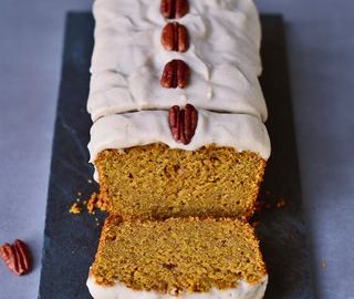 Kürbiskuchen mit einer fluffigen Cashew-Creme. Dieser leckere Kürbiskuchen ist vegan, glutenfrei, ölfrei, rein pflanzlich (eifrei, milchfrei), frei von raffiniertem Zucker und gesund. Nur 7 einfache Schritte werden benötigt, um diesen saftigen und leckeren veganen Kuchen zuzubereiten