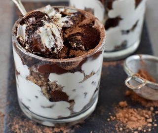 Lebkuchen Tiramisu im Glas mit Löffel