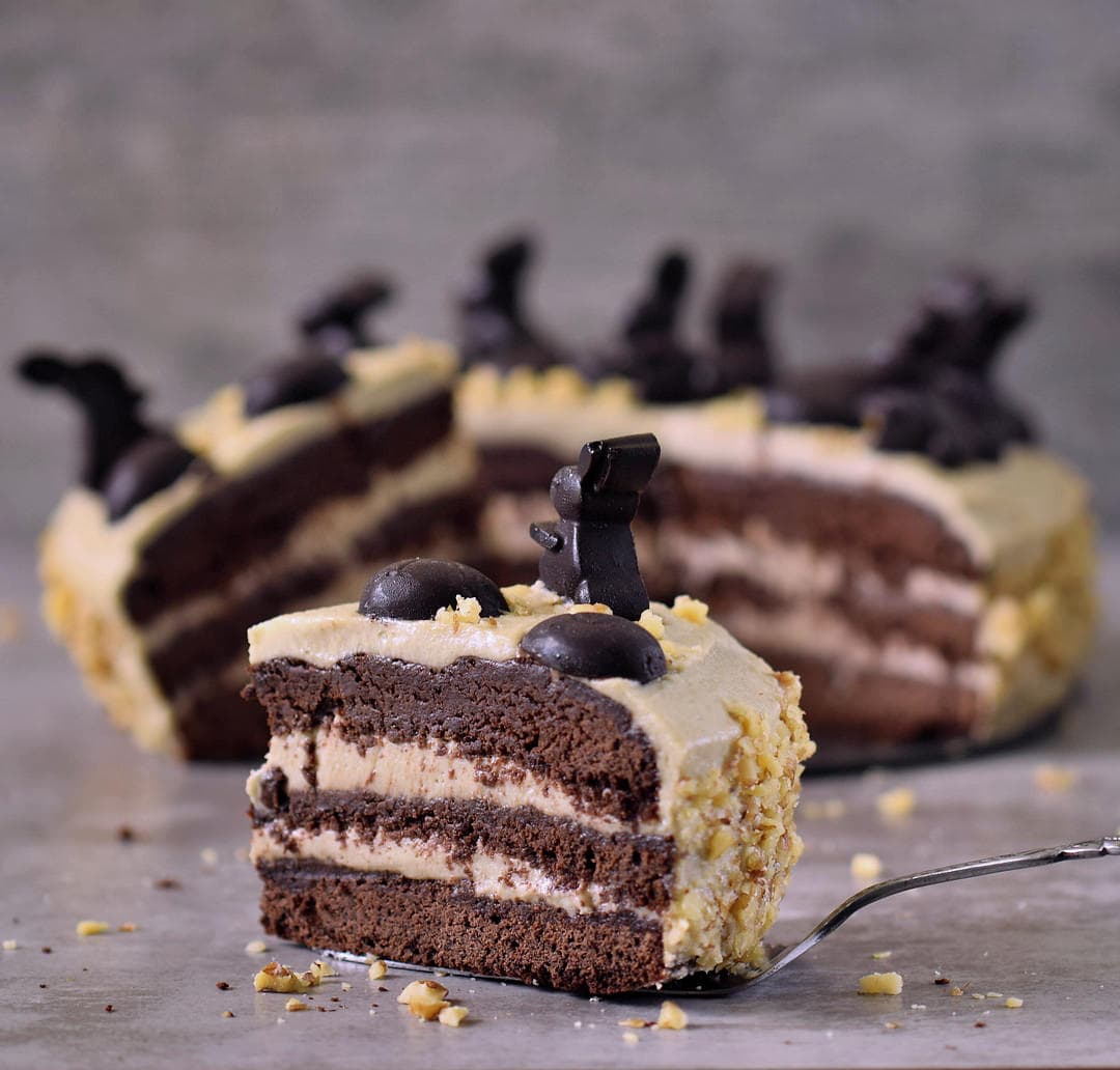 Snickers Torte (vegan) mit Schokolade dekoriert