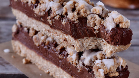 Diese Frühstücksriegel sind vegan, glutenfrei und einfach zuzubereiten. Wenn du eine gesunde Inspiration für das Frühstück brauchst, dann schau dir gerne dieses leckere Rezept an. Die Riegel enthalten hauptsächlich Haferflocken, Bananen und Datteln