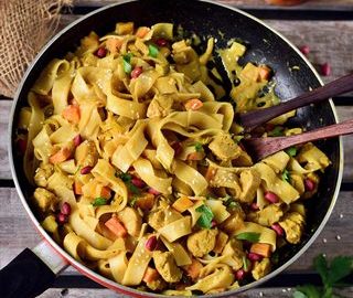 Vegane Nudelpfanne mit Erdnusssauce. Dieses Gericht ist pflanzlich, glutenfrei und einfach zu machen. Eignet sich perfekt als Mittagessen, Abendessen oder als Mahlzeit zum Mitnehmen für die Arbeit/Schule