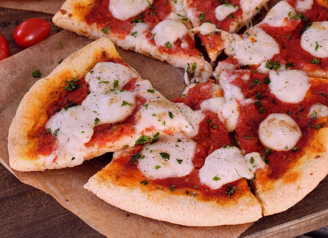 Glutenfreier Pizzateig! Pizza Margherita mit veganem Käse. Dieses Rezept eignet sich nicht nur für alle Arten von Pizza gut, sondern auch für Fladenbrot und Calzone. Pizzateig ohne Xanthan!