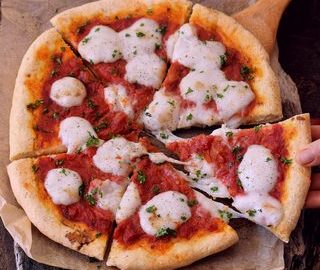 Glutenfreier Pizzateig! Pizza Margherita mit veganem Käse. Dieses Rezept eignet sich nicht nur für alle Arten von Pizza gut, sondern auch für Fladenbrot und Calzone. Pizzateig ohne Xanthan!