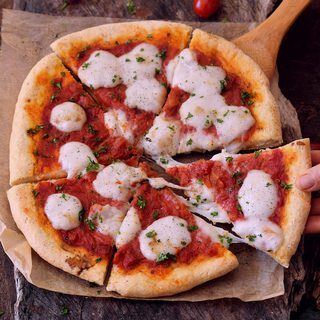 Glutenfreier Pizzateig! Pizza Margherita mit veganem Käse. Dieses Rezept eignet sich nicht nur für alle Arten von Pizza gut, sondern auch für Fladenbrot und Calzone. Pizzateig ohne Xanthan!