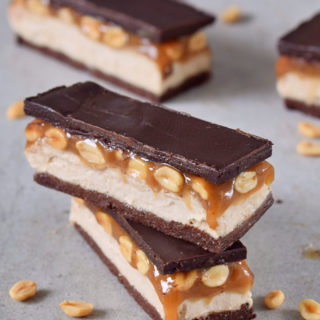 Vegane Snickers mit Schokolade, Creme, Erdnüssen und Karamell