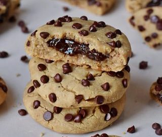 Glutenfreie Kekse mit Schokoladenfüllung und Schokochips vegan