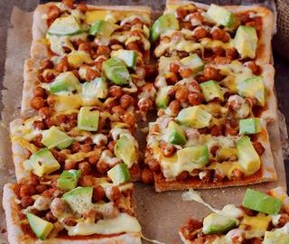 Kichererbsenpizza mit Avocado und veganem Käse! Diese Pizza ist glutenfrei, rein pflanzlich, enthält gesunde Proteine, Fette und Kohlenhydrate. Ein einfaches Rezept, ideal zum Mittag- oder Abendessen, besonders am Wochenende.