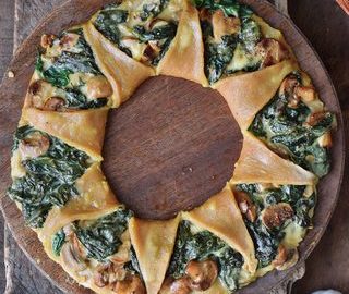 Pizzakranz (Pizza Corona) mit Spinat Pilzen und Käse (vegan)