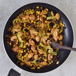 Gemüsemischung mit schwarzen Bohnen für vegane Quesadillas