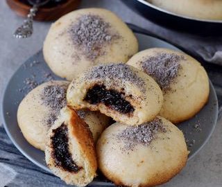 Vegane Dampfnudeln bzw. Germknödel mit Pflaumenmusfüllung und Mohnzucker