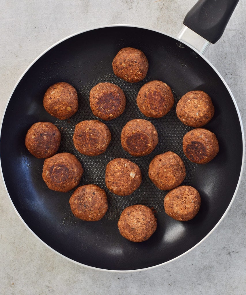 Vegane Hackbällchen mit würziger Bratensoße - Elavegan