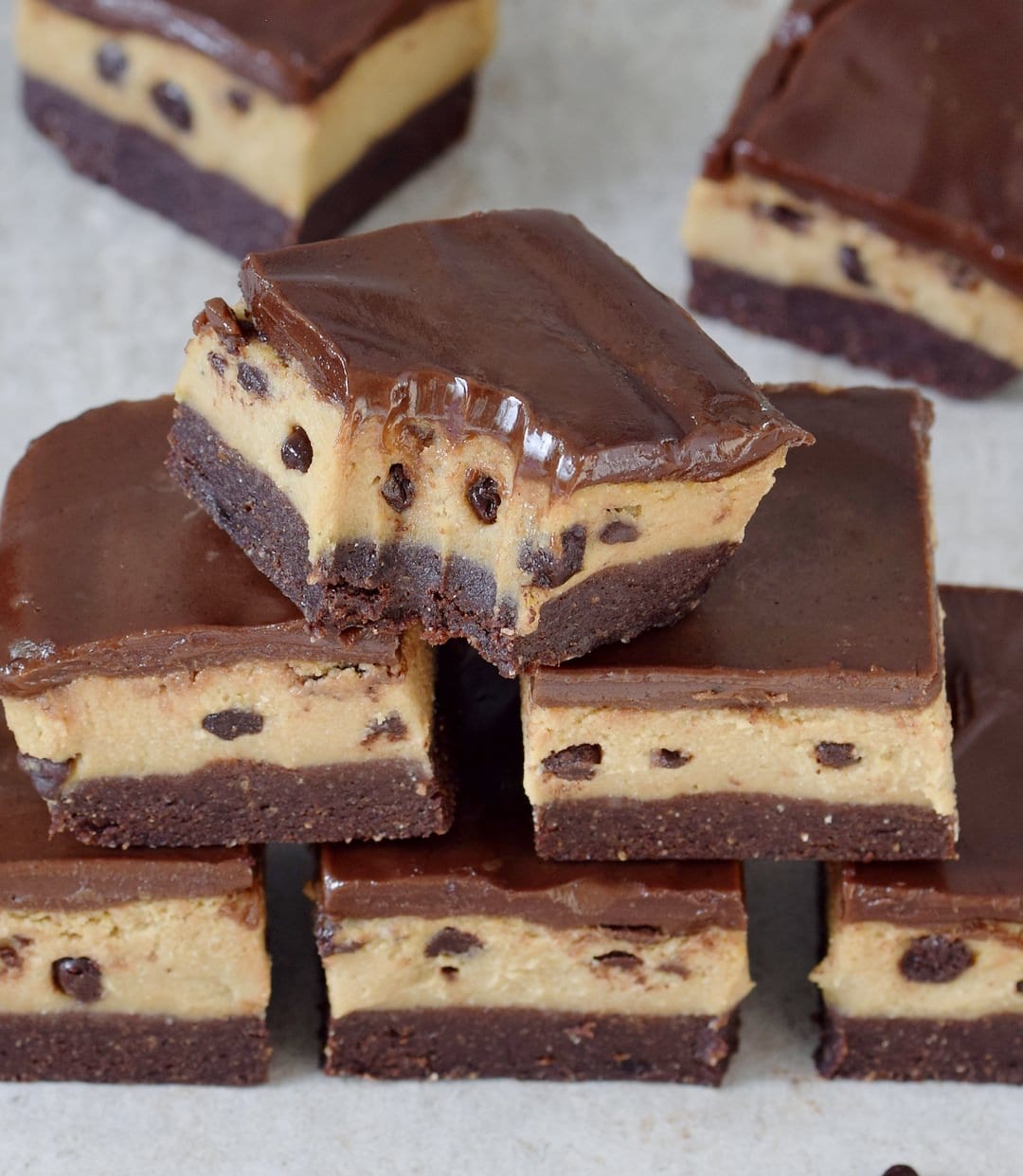 Vegane und glutenfreie Cookie Dough Brownies mit Schokoladenstückchen als Pyramide