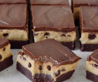 Vegane und glutenfreie Cookie Dough Brownies nebeneinander Nahaufnahme