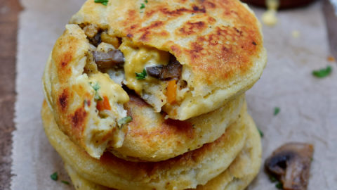 Gesunde Kartoffelküchlein mit veganer Käsesauce