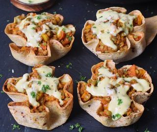 Selbstgemachte Tortilla Schalen mit Linsen Gemüse und veganem Käse