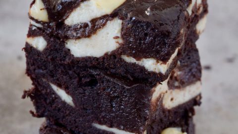 3 vegane Cheesecake Brownies übereinander gestapelt
