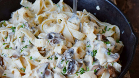 Gesunde vegane Alfredo Soße mit Fettuccine Nudeln in schwarzer Pfanne