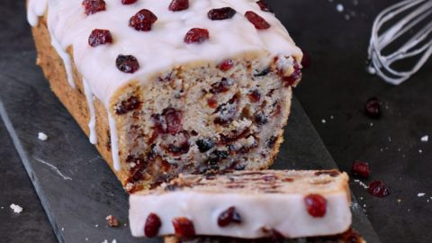 Gesunder Cranberry Kuchen mit einer zuckerfreien Glasur