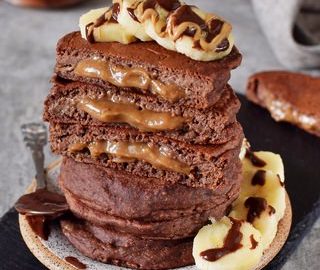 Schoko-Pfannkuchen mit Karamellfüllung (vegan und glutenfrei)