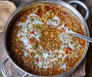 Gesunde Linsensuppe (vegan) in einem großen Topf mit Schöpfkelle