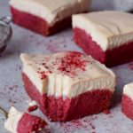Ein Stück Red Velvet Kuchen mit veganer Creme