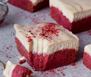 Glutenfreier Red Velvet Kuchen mit veganer Cashewcreme 320x320