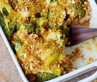 Brokkoli Auflauf mit Quinoa und veganem Käse