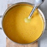Cremesuppe mit Mais mit Rührstab