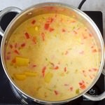 Herstellung von Suppe mit Gemüse und Mais