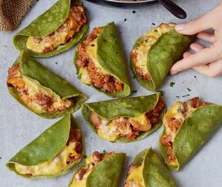 Rezept für gebackene Tacos mit glutenfreien Spinat Tortillas gefüllt mit Reis, Paprika, Pilzen und veganem Käse
