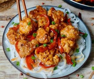 Blumenkohl chicken wings auf Reisnudeln