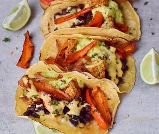 Gemüse Fajitas mit Blumenkohl schwarzen Bohnen Guacamole und veganem Käse