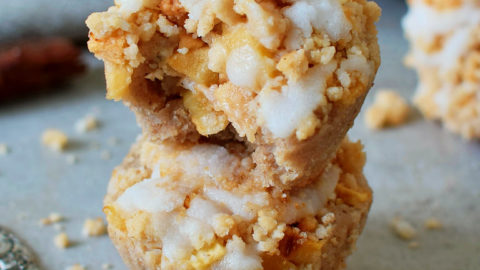 vegane Apfelmuffins als Stapel mit Streusel und zuckerfreier Glasur