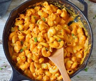 Nudeln mit veganer Paprikasauce in einer schwarzen Pfanne