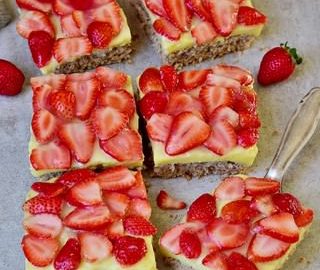 Kuchen mit Erdbeeren und Pudding