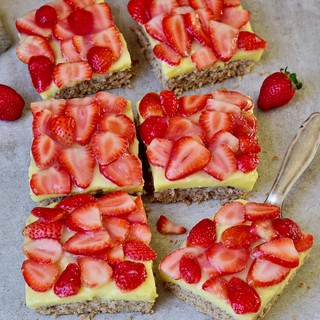 Kuchen mit Erdbeeren und Pudding